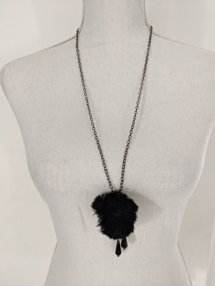 Collier sautoir boule duveteuse et pampilles noires