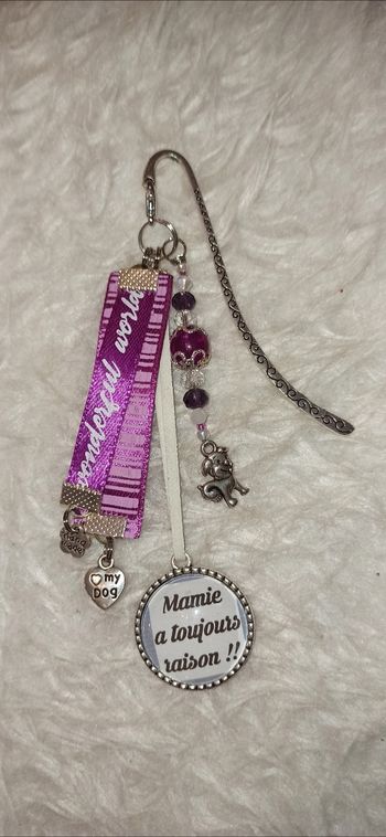 Marque page ou bijoux de sac " Mamie a toujours raison "