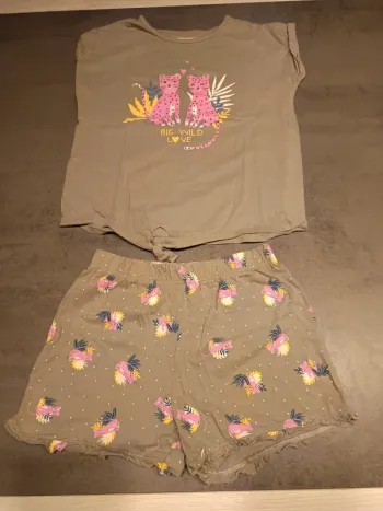 Vends pyjamas 2 pièces enfants été taille 10 ans in extenso.