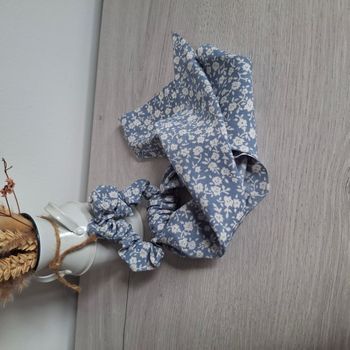 Chouchou fleuri en tissu bleu clair et blanc avec rubans longs - Bohème - Pin Up - Cheveux - Chignon