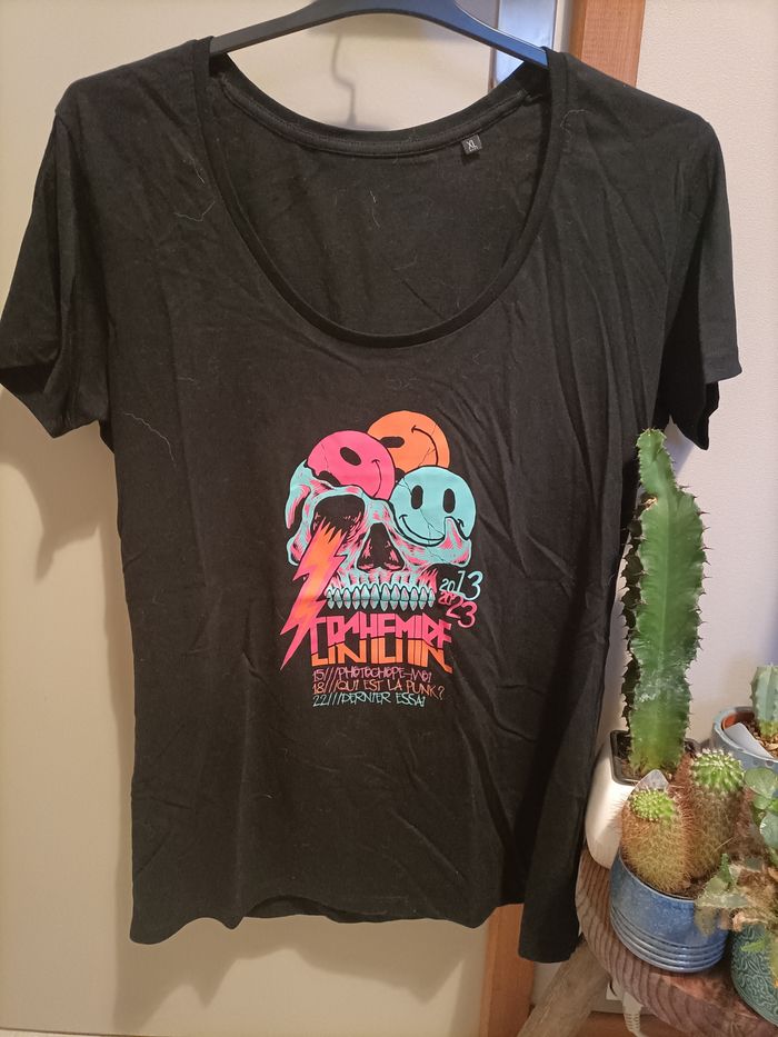 T-shirt noir et coloré motif smiley Groupe Rock Francais