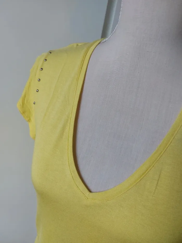 Joli tee-shirt jaune avec épaules volantées et clous - photo numéro 2