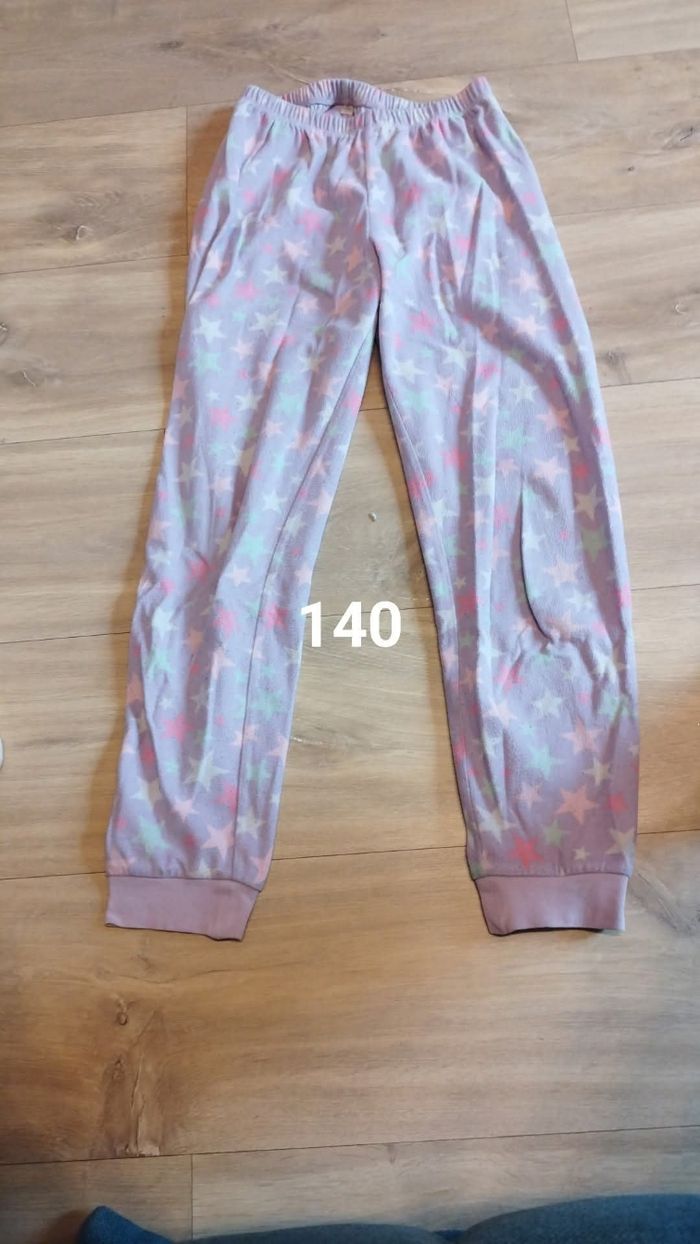 Pantalon de pyjama fille taille 140.   10 ans