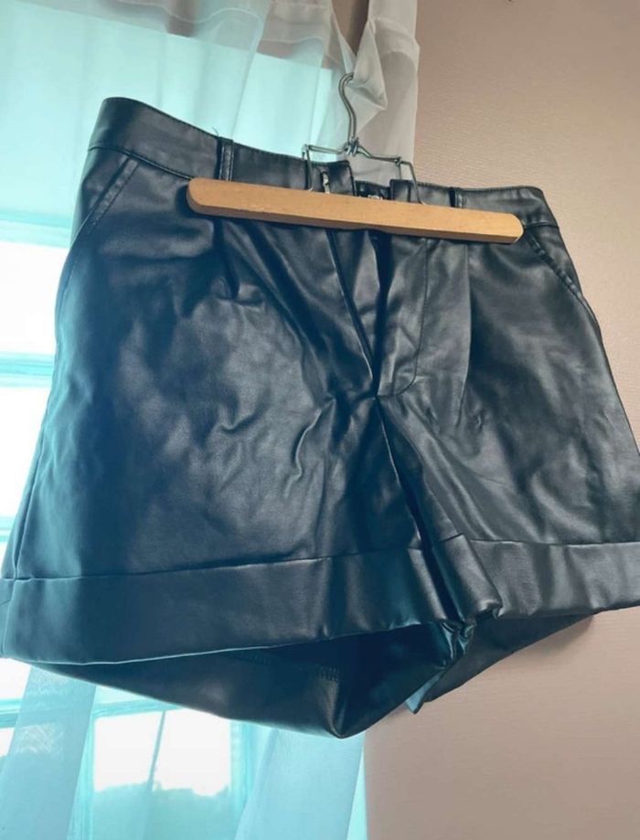 Short en cuir noir