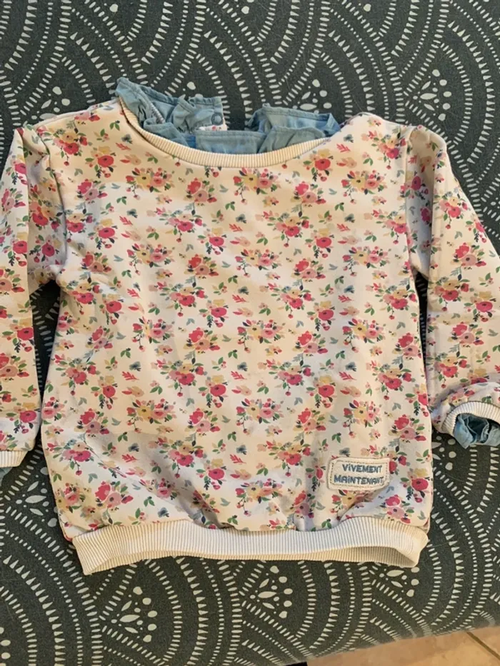 Pull tape à l’œil fleuris avec effet sur chemise taille 36 mois