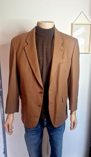Veste Pierre Cardin Camel Chic M Veste HommeBonjour ! Ce blazer en pure laine est un basique efficace pour structurer votre silhouette. Son coloris chaud permet d'afficher un look décontracté tout en restant élégant.
​Style : Chic / Vintage
​Coupe : Droit