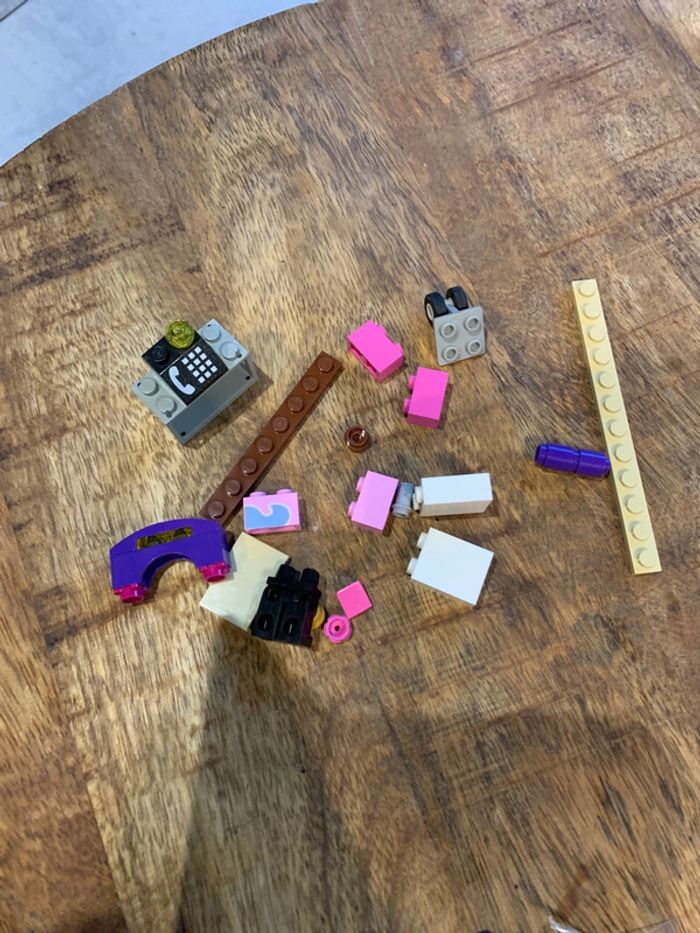 Petit lot de lego dont jambe et téléphone roue - photo numéro 8