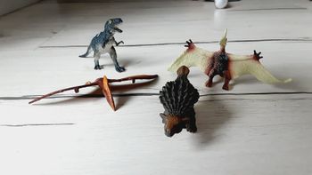 Lot 4 petits  dinosaures  neufs