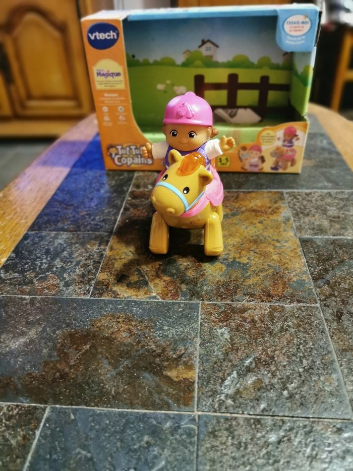 Tut tut copains Le poney magique de Cleo, la pro du galop - photo numéro 3