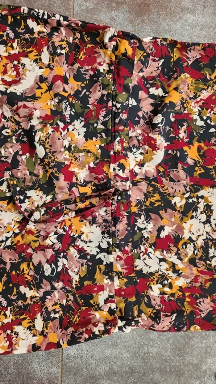 Cache cache robe 👗 fleuri taille 38
Excellent état très peu portée - photo numéro 2
