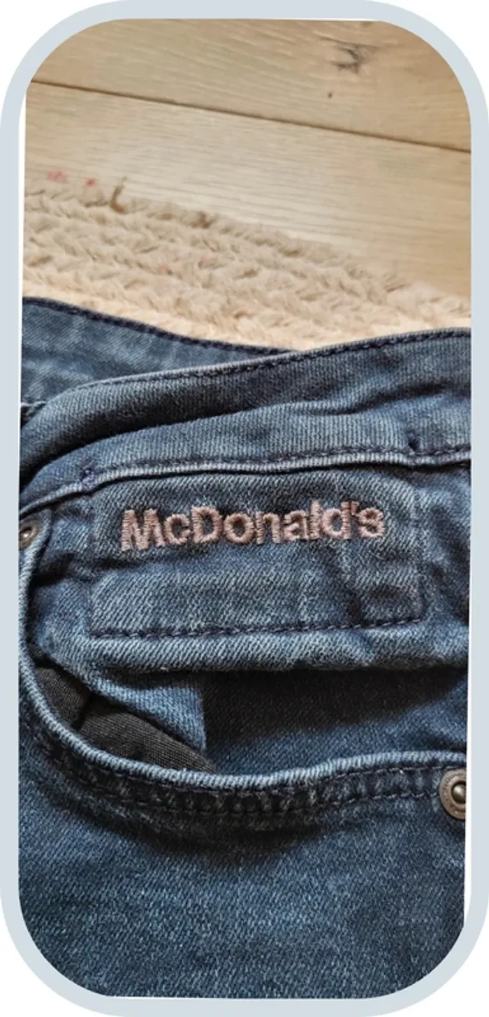 Jean slim bleu foncé McDonald's – Taille 36 – Bon état
- Femme - photo numéro 3