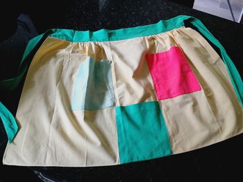 Tablier occasion, jaune,rouge et vert