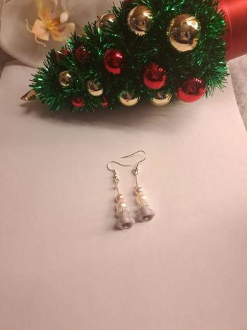 Boucles d'oreilles pendante blanche violette et pêche