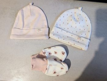 Lot 2 bonnets et une paire de moufles