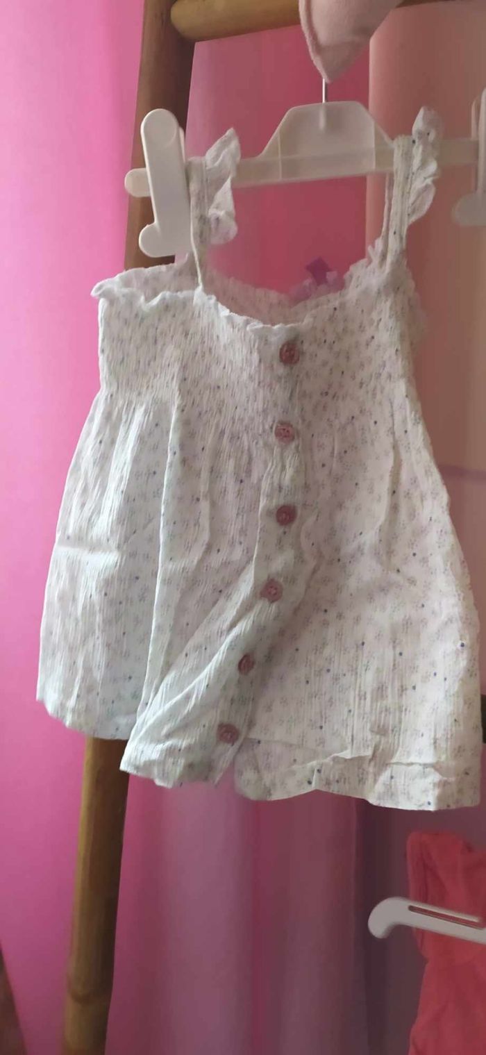 Lot de 4 hauts  ( tshirt, debardeur) fille18 mois