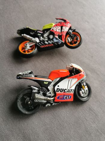 Lot de 2 moto jouets Maisto Ducati et Honda