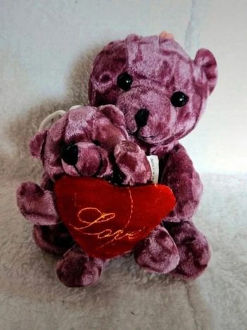 Nounours violet tenant son petit et un coeur 🫶