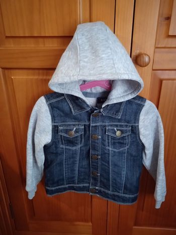 Veste jean manches et capuche sweat  3 ans