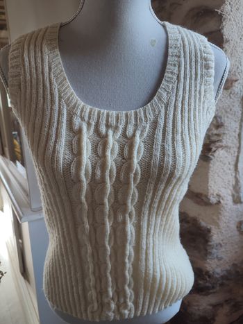 Petit pull écru torsades sans manches 
