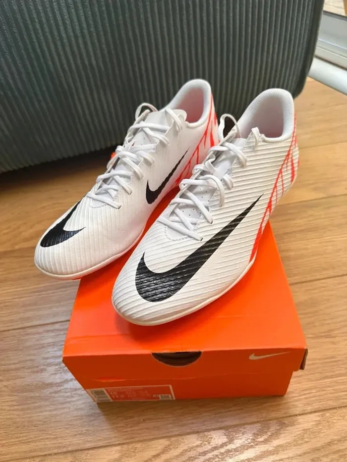 Nike Crampon Vapor 15 Club blanche et rouge - photo numéro 3