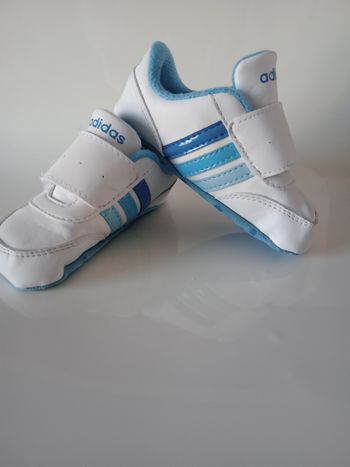 Magnifique paire de baskets blanches et bleues neuves 21