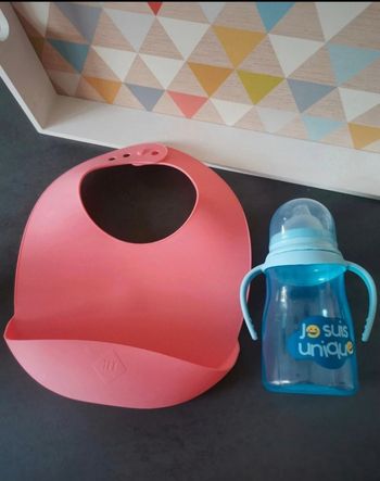 Bavoir récupérateur silicone et tasse d'apprentissage