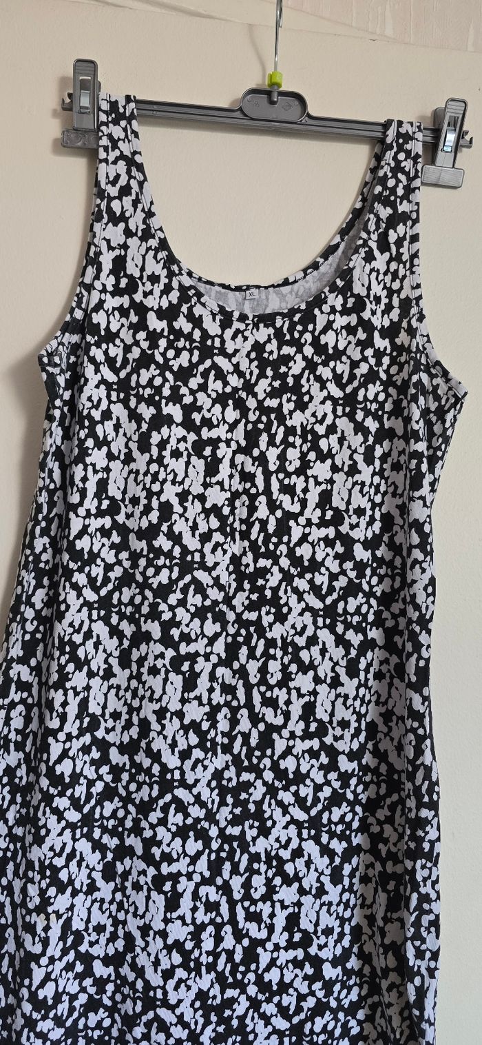 Robe noire et blanche - photo numéro 2
