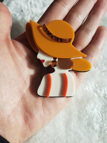 La dame au grand chapeau beige