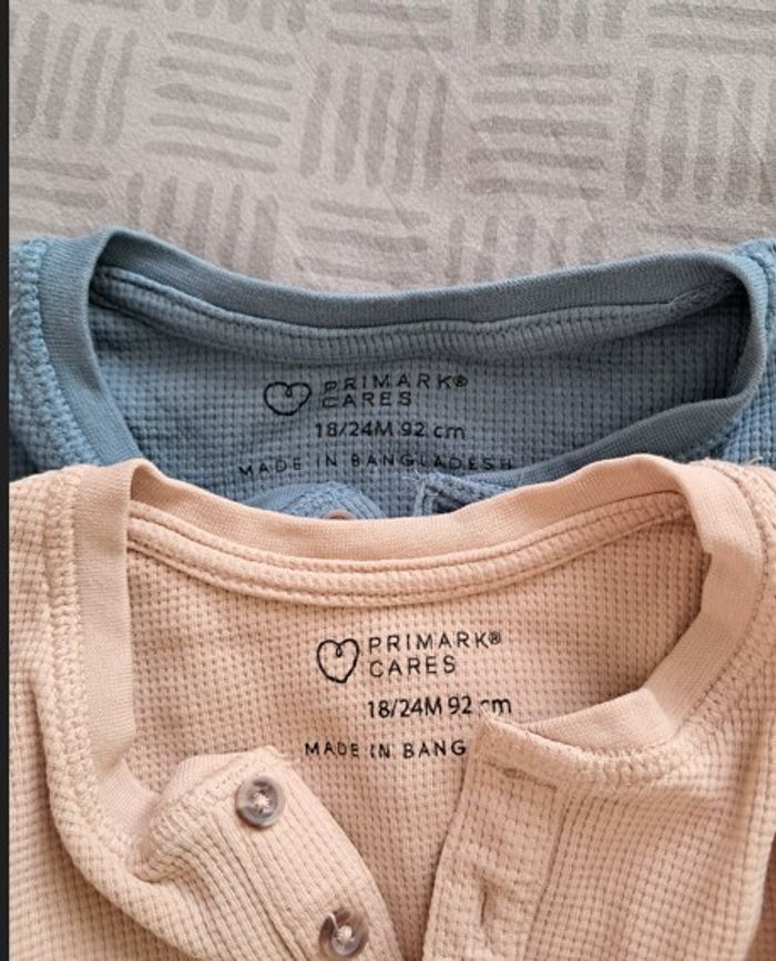 2 polos Primark 18 24 mois - photo numéro 2