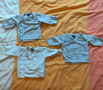 Lot de trois brassière taille naissance.