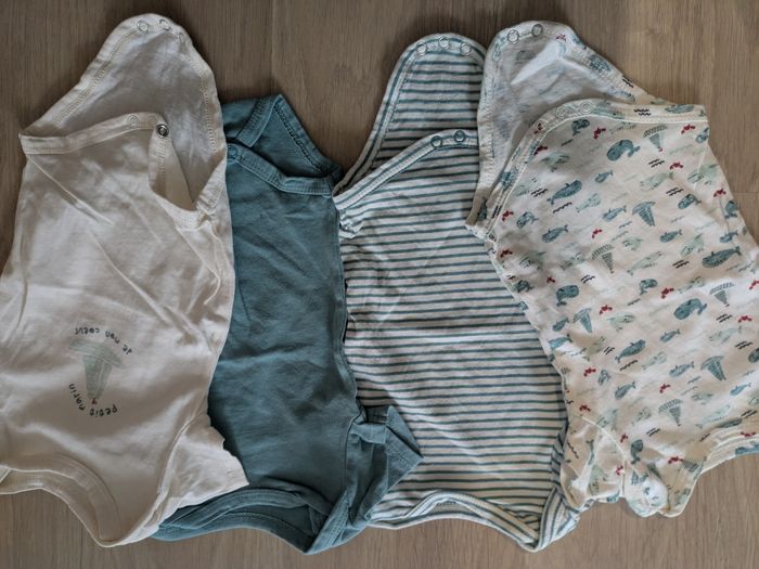 Lot bodies bébé 1mois