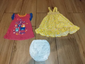 2 robes bébé fille 24 mois + 1 couche