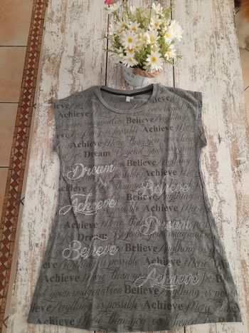 T-shirt gris et blanc avec des paillettes