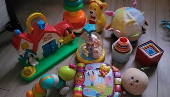 Lot jouets bébé