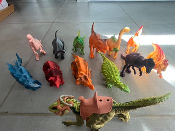 13 Figurines dinosaures