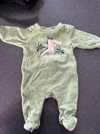 Pyjama taille 1 mois en très bon état