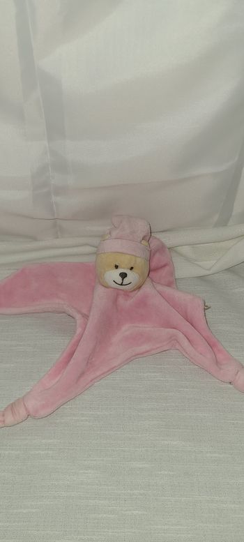 Doudou Plat Ours CP INTERNATIONAL Ours Bonnet 4 Noeuds Grelot