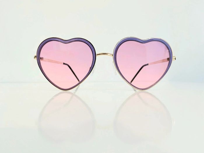 Lunette de soleil femme cœur violette et dorée UV protection catégorie 2 - photo numéro 2