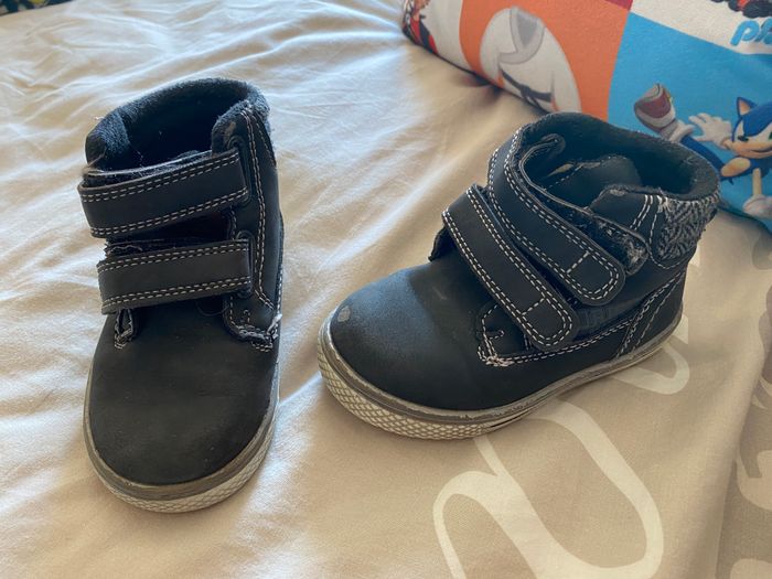 Chaussures noires molletonnées 22