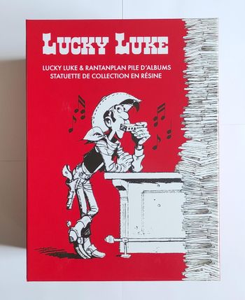 LUCKY LUKE - Lucky Luke & Rantanplan sur pile de BD - Figurine 25cm