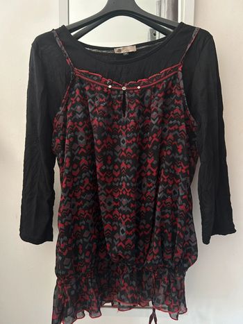 Tunique noire et rouge