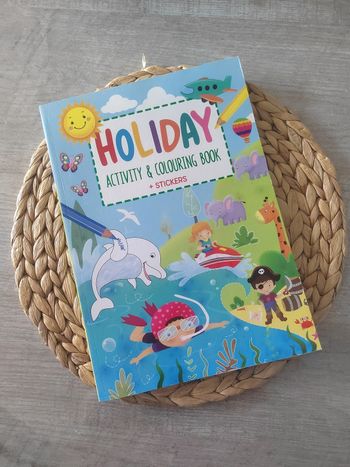 Livre d’activités et de coloriage Holiday + Stickers – Neuf