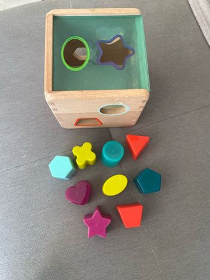 Cube d’activité. Trieur de formes en bois. - photo numéro 2
