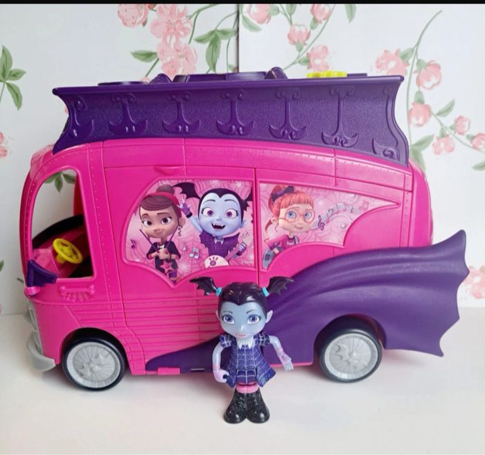 Magnifique Bus Vampirina Rock Disney avec sa petite poupée, le bus fait de la musique et lumières. Très bon état servi deux fois ! Vampirina Disney - photo numéro 9