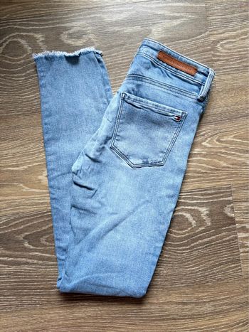 Jean Tommy Hilfiger - coupe skinny - taille US 25 équivalent à un 34 - en très bon état