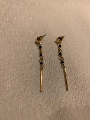 Boucles d’oreilles dorées et noires