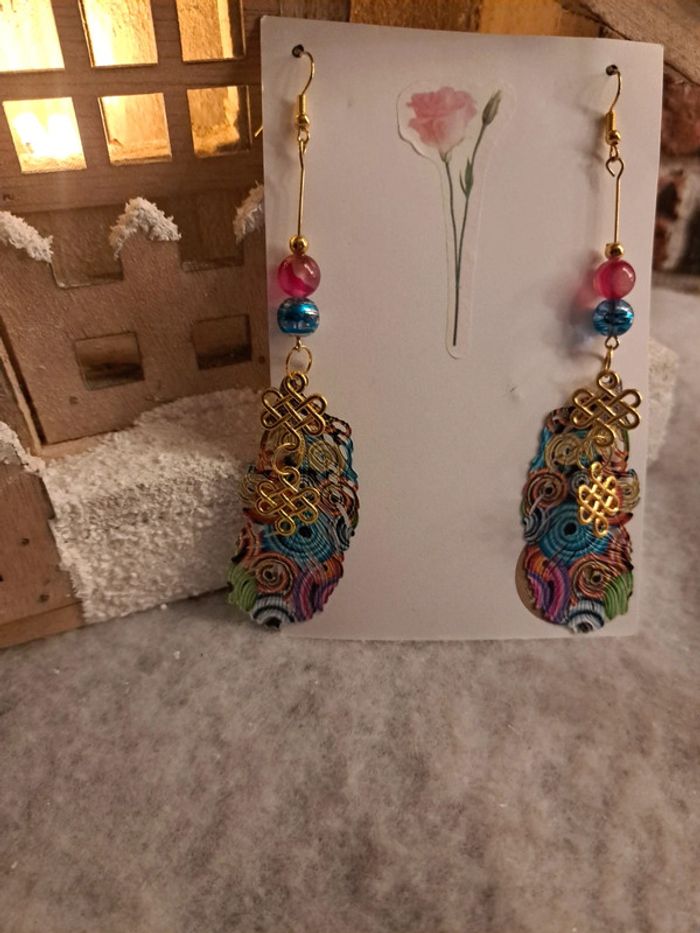 Boucles d'oreilles pendante plumes multicolore avec breloques doré - photo numéro 3