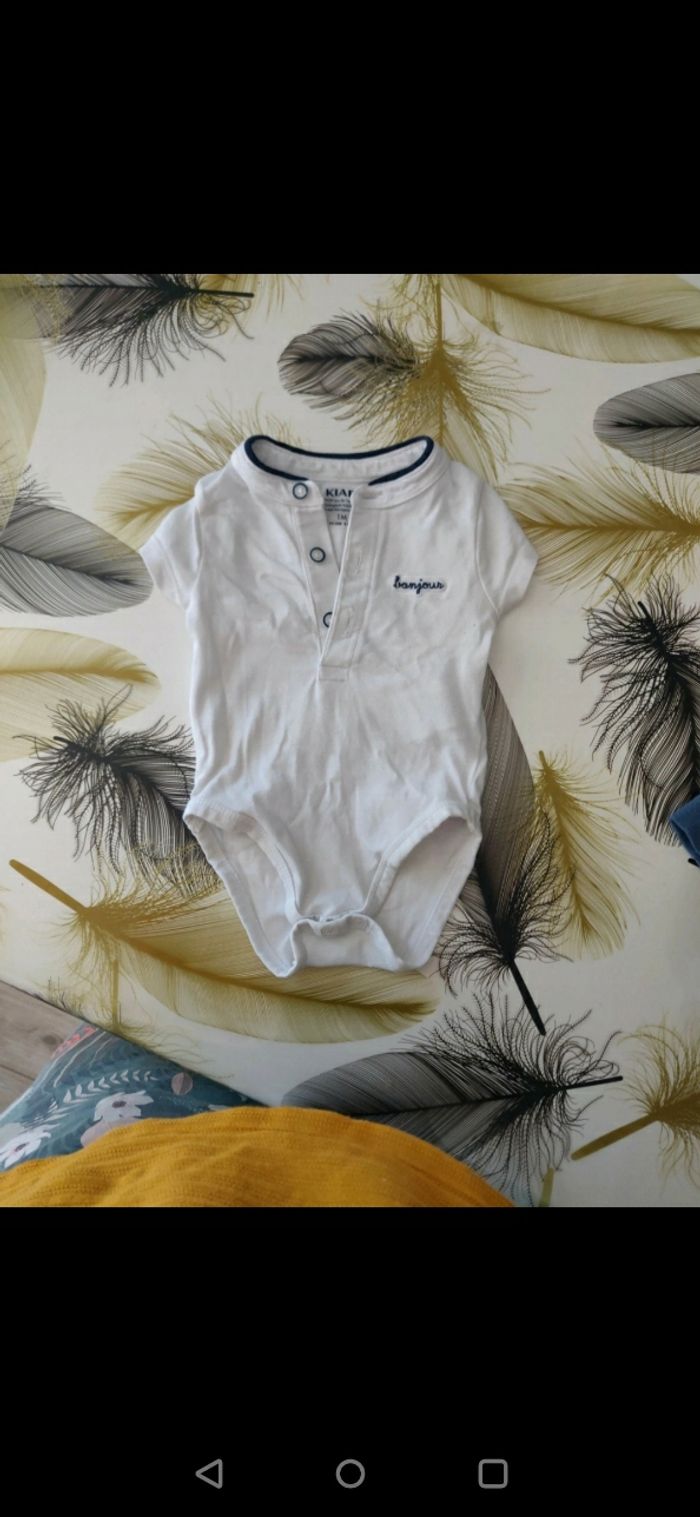 Body manches courtes taille 1 mois