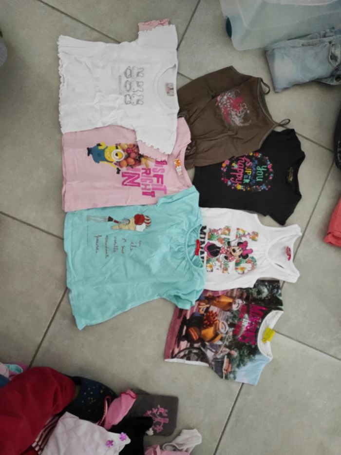 Lot de 5 tee shirts , 2 débardeurs et 1 bas taille 4 ans