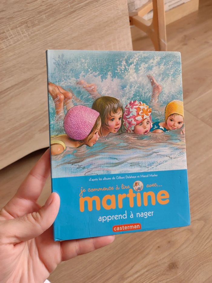 Je commence à lire - Martine garde son petit frère, fait du théâtre, apprends à nager - photo numéro 2